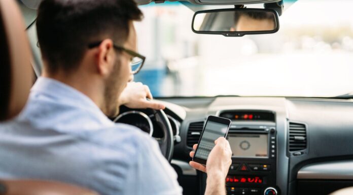 UK Will Impose Fines for Drivers Who Hold Cell Phones While Driving drive