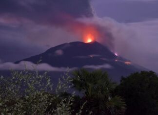 Mount Ili Lewotolok Erupted, Rays of Fire Soared 20 Meters Mount Ili Lewotolok