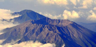 Mount Raung Erupted 32 Times in 6 Hours mount raung erupted
