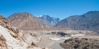 China and India to settle their border dispute peacefully