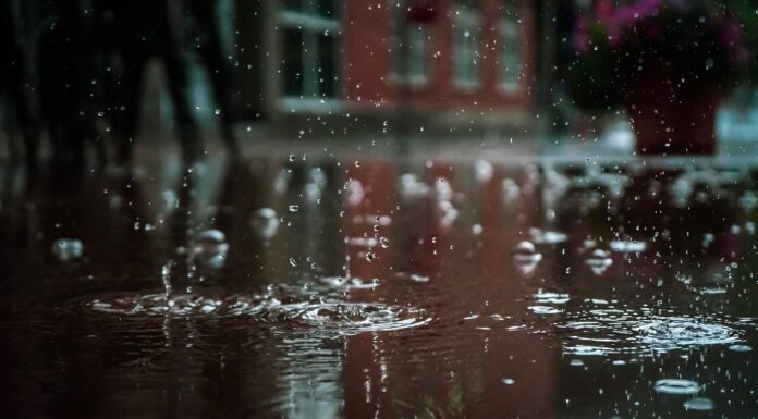Heavy rain makes flood appears again in Jakarta