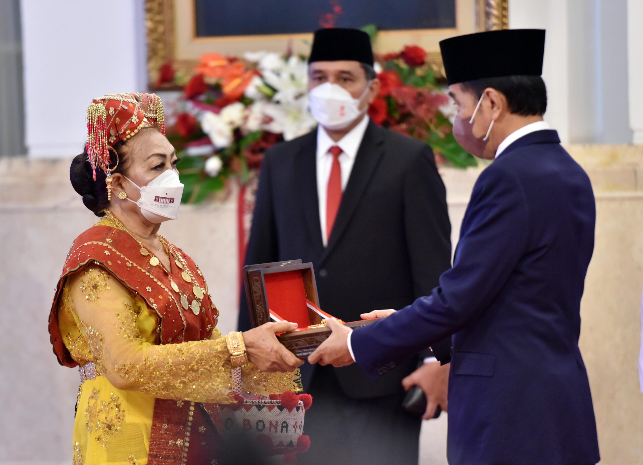 President Jokowi conferring the Republic of Indonesia's Medal of Honor, at the State Palace, Jakarta, Thursday (12/08/2022).