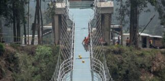 Be Ready to Enjoy the Bromo Mountains’ Beautiful Views Through the Glass-Bottomed Bridge
