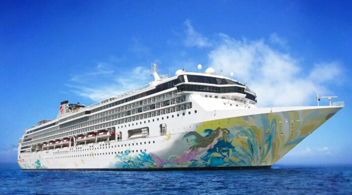 Resorts World One Makes Historic First Docking in Jakarta, Promising Luxury for Travelers Resorts World One Makes Historic First Docking in Jakarta