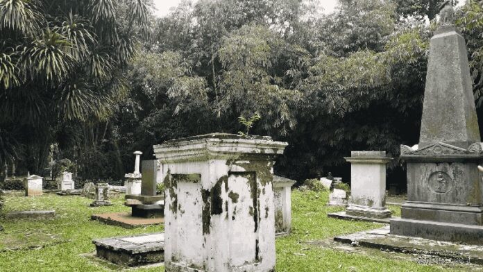 The Hidden Dutch Graves Inside Kebun Raya Bogor
