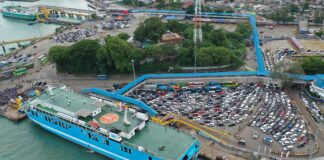 Passengers Begin to Fulfill Merak Port