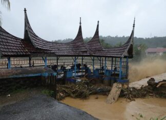 Flash Floods Hit West Sumatra, Shutting Roads but Airports Stay Open Flash Floods Hit West Sumatra, Shutting Roads but Airports Stay Open