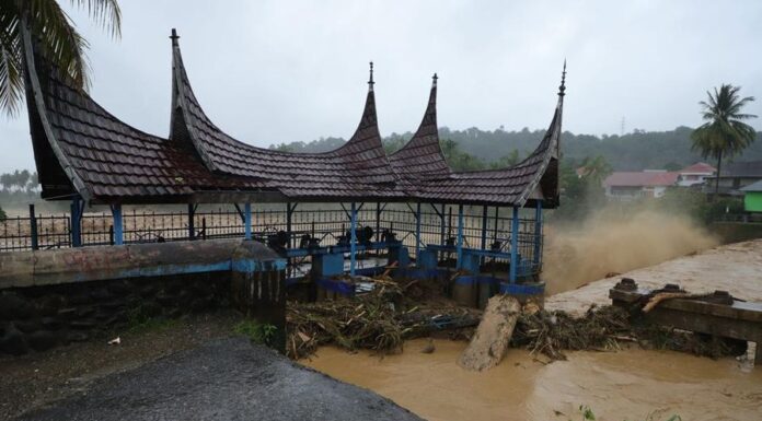 Flash Floods Hit West Sumatra, Shutting Roads but Airports Stay Open Flash Floods Hit West Sumatra, Shutting Roads but Airports Stay Open