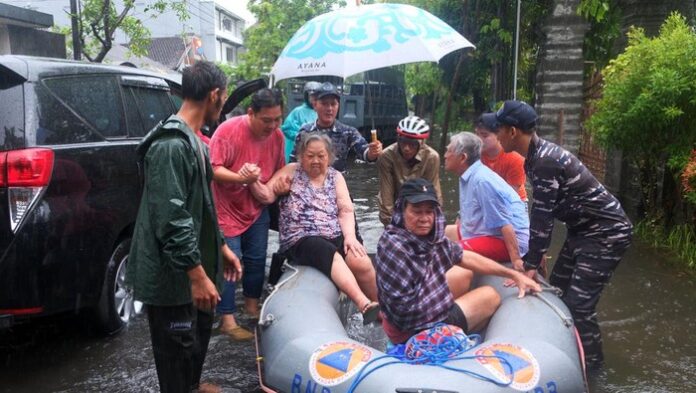 Tourist Takes Bali Flooding in Stride: “It Is What It Is”