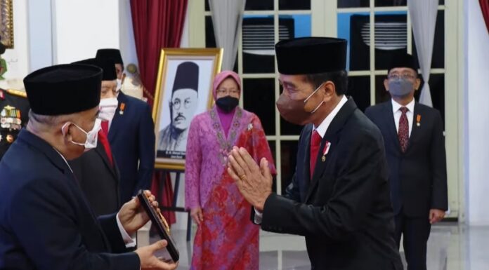 President Confers National Hero Titles to 5 People