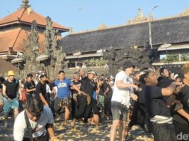 Foreign Tourists Join Bali’s Traditional Tipat Bantal War Foreign Tourists Join Bali’s Traditional Tipat Bantal War