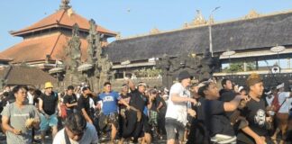 Foreign Tourists Join Bali’s Traditional Tipat Bantal War Foreign Tourists Join Bali’s Traditional Tipat Bantal War