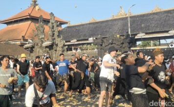 Foreign Tourists Join Bali’s Traditional Tipat Bantal War Foreign Tourists Join Bali’s Traditional Tipat Bantal War