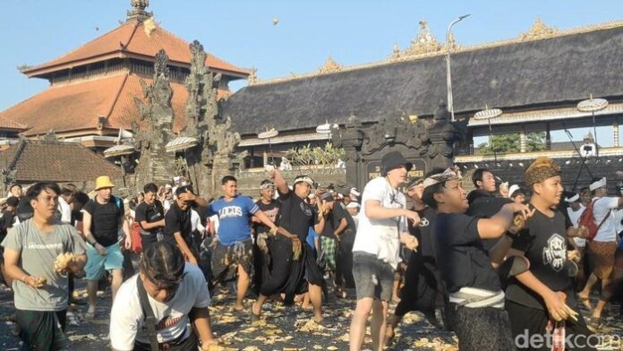 Foreign Tourists Join Bali’s Traditional Tipat Bantal War